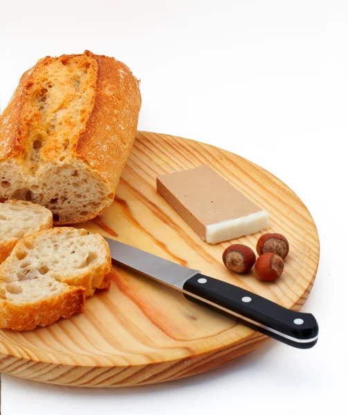 Pate, brood, hazelnoten en mes op houten plaat — Stockfoto