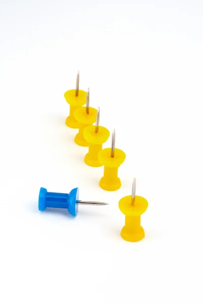 Yellow team with focus on the leader blue — Stockfoto