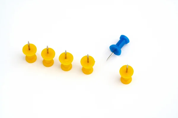Equipe amarela com foco no líder azul — Fotografia de Stock