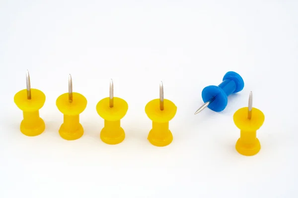 Equipo amarillo con foco en el líder azul — Foto de Stock