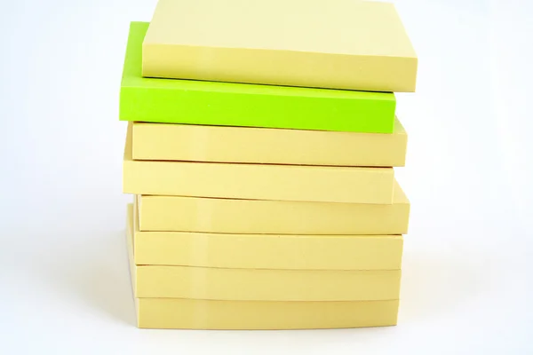 Amarelo e verde em branco Post-it papers pilha — Fotografia de Stock
