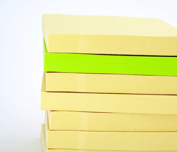 Amarelo e verde em branco Post-it papers pilha — Fotografia de Stock