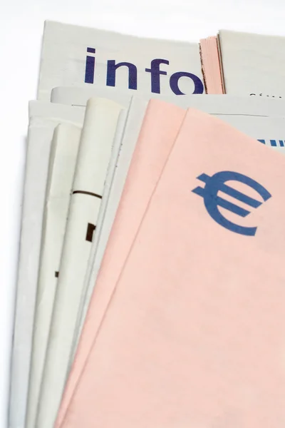 Euro-Symbol auf gestapelten Zeitungen — Stockfoto
