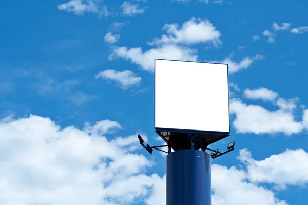 Leere Plakatwand über dem blauen Himmel — Stockfoto