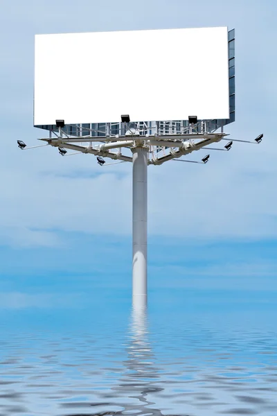 Prázdné billboard na zatažené obloze — Stock fotografie