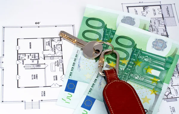 Clave y dinero en el plan de casa — Foto de Stock