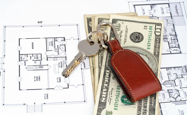 Anahtar ve ev planı üzerinde para — Stok fotoğraf