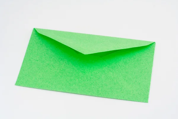 Zielone koperty na białym tle — Zdjęcie stockowe