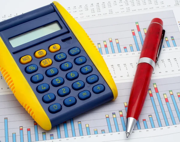 Calculator and pen on earnings chart — Stock Photo, Image