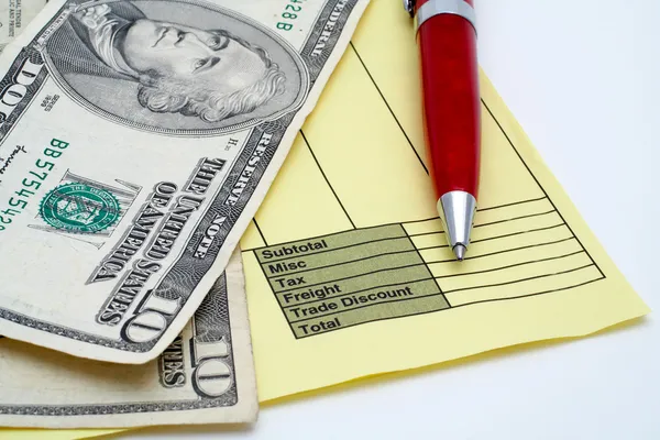 Fatura em branco com caneta e dinheiro (dólares ) — Fotografia de Stock