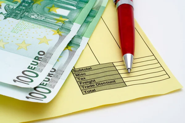 Fatura em branco com caneta e dinheiro (euros ) — Fotografia de Stock