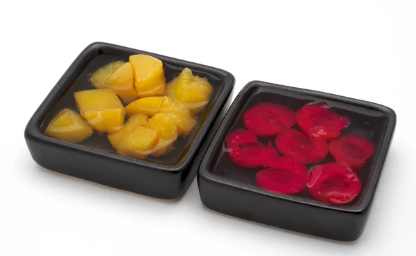Salada de frutas frescas nas duas tigelas pretas — Fotografia de Stock