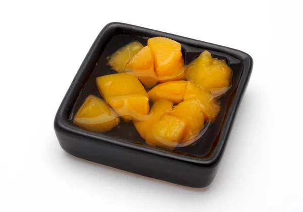 Färsk fruktsallad på svarta skålen — Stockfoto