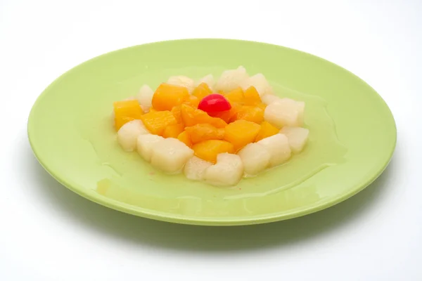 Salada de frutas frescas no prato verde — Fotografia de Stock