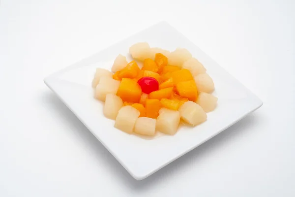 Frischer Obstsalat auf dem weißen Teller — Stockfoto