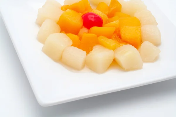 Салат из свежих фруктов на белой тарелке — стоковое фото