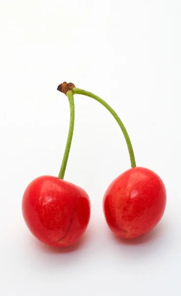 Duas cerejas no fundo branco — Fotografia de Stock
