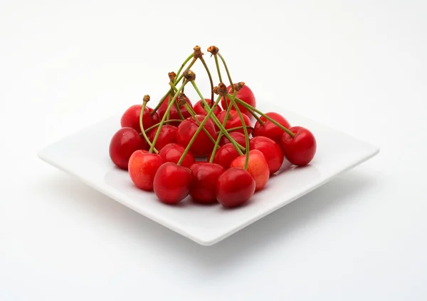 Třešně na bílé nádobí — Stock fotografie