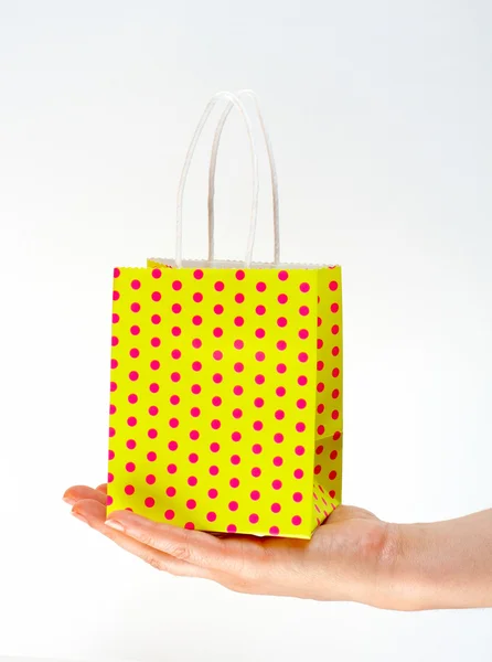 Holding alışveriş sarı çanta — Stok fotoğraf