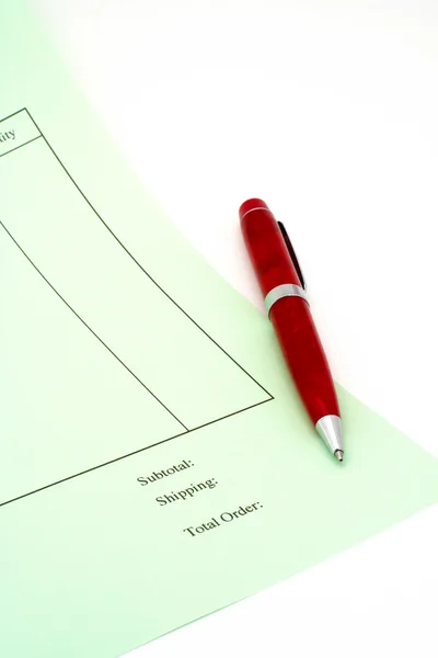 Nahaufnahme leere Rechnung mit Stift auf weißem Hintergrund — Stockfoto