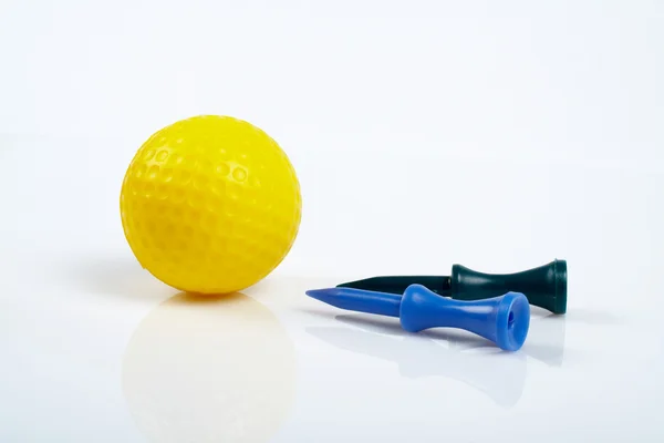 Жовтий м'яч для гольфу і трійники з відображенням — стокове фото