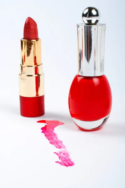 Rode vingernagel Pools en lippenstift — Stockfoto
