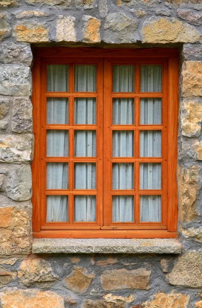 Деревянное деревенское вертикальное окно — стоковое фото