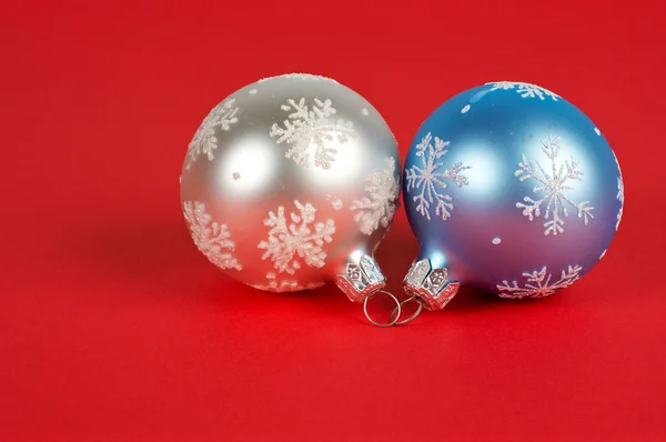 Jedno modré a bílé vánoční koule — Stock fotografie