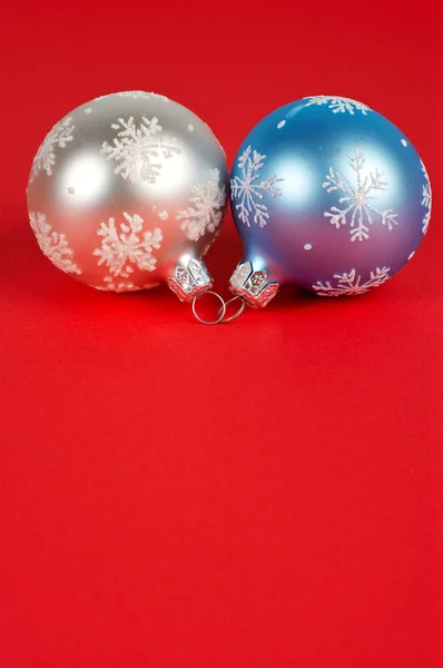 1 つの白と青のクリスマス ボール — ストック写真