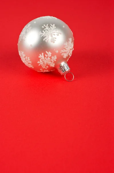 Ένα λευκό Χριστούγεννα μπάλα — Φωτογραφία Αρχείου