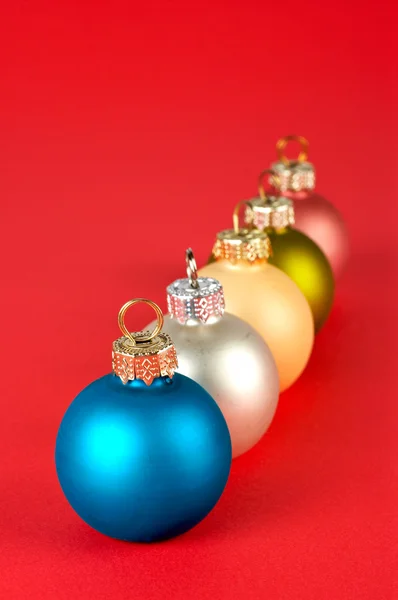 Einige farbige Weihnachtskugeln — Stockfoto