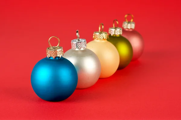 Vissa färgade julgranskulor — Stockfoto
