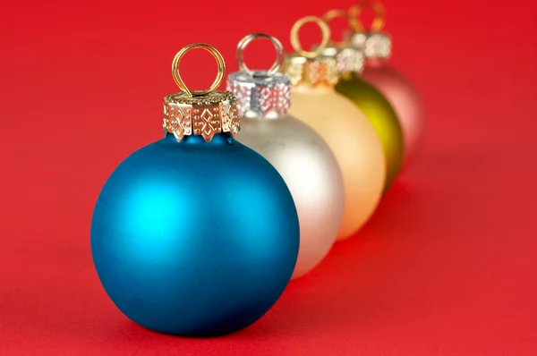 Некоторые цветные рождественские шары — стоковое фото