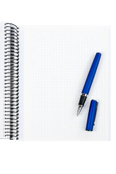 Caneta e folha de caderno em branco — Fotografia de Stock
