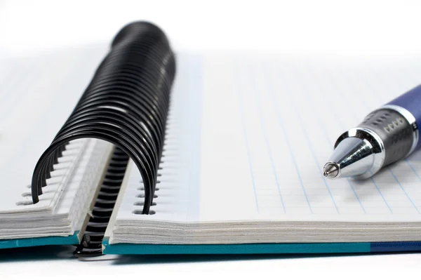 Detalhe da caneta e folha de caderno em branco — Fotografia de Stock