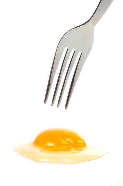 Вилка над сырым яйцом — стоковое фото