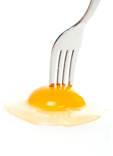 Widelec kłucie surowe jajko — Zdjęcie stockowe