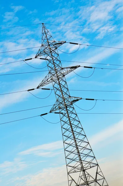 Elektrik direğinden ve kablolar — Stok fotoğraf