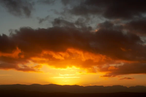 Червоний схід сонця взимку — стокове фото