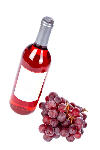 Garrafa de vinho e cachos de uvas — Fotografia de Stock