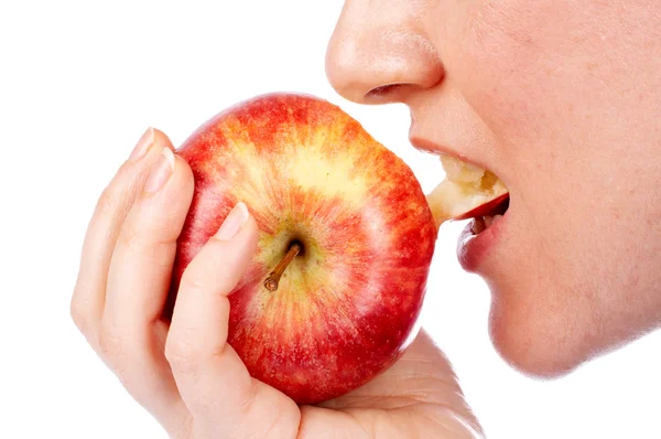 Meisje in een rode appel eten — Stockfoto