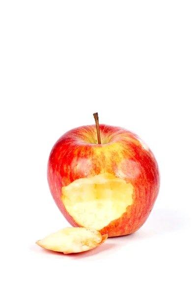 Rode appel met een hapje — Stockfoto