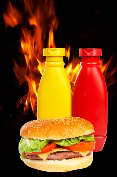Burger sobre um fundo chamas — Fotografia de Stock