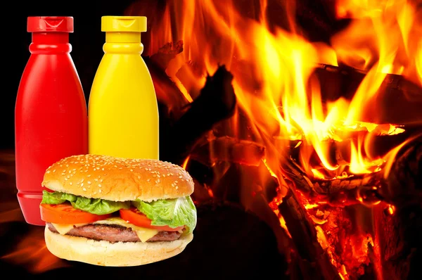炎の背景上のハンバーガー — ストック写真