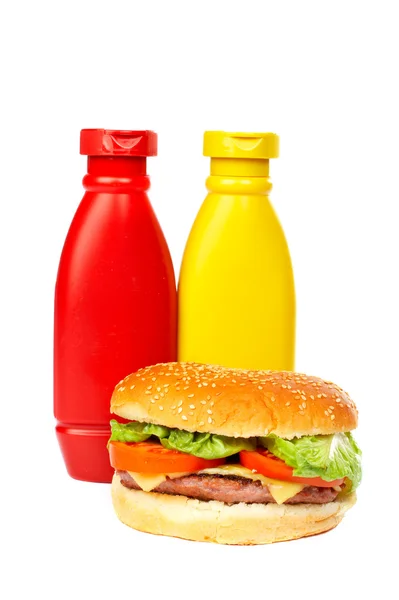 Burger con bottiglie di senape e ketchup — Foto Stock