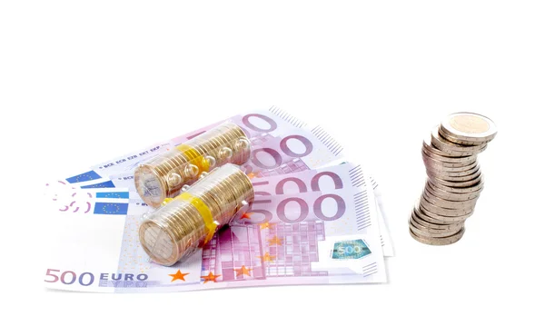 Empilhamento de moedas sobre notas de euro — Fotografia de Stock