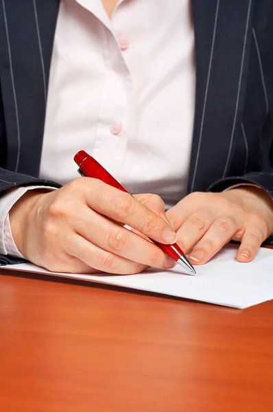 Mujer de negocios escribiendo un contrato — Foto de Stock