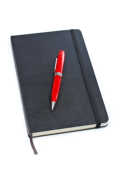 Caderno preto e caneta — Fotografia de Stock