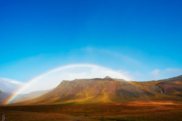 Όμορφο ουράνιο τόξο πάνω από τα βουνά, βόρεια Ισλανδία φιόρδ — Φωτογραφία Αρχείου