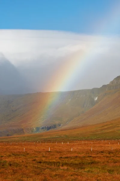 美丽的彩虹横跨山脉，北峡湾冰岛 — 图库照片